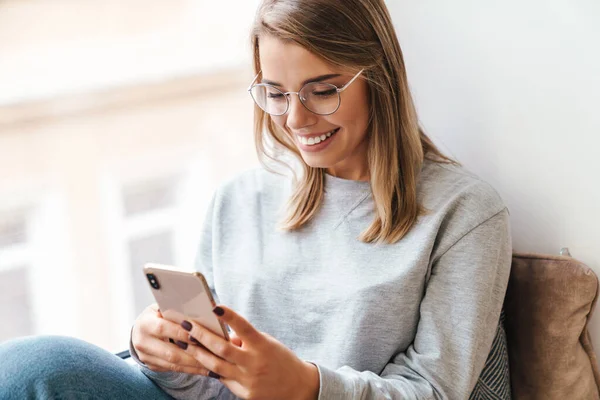 Foto Einer Lächelnden Schönen Frau Brille Mit Smartphone Während Sie — Stockfoto