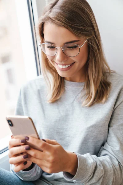 Foto Einer Lächelnden Schönen Frau Brille Mit Smartphone Während Sie — Stockfoto