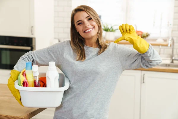 Photo Smiling Young Woman Housewife Gloves Holding Cleanser Bottles Showing — Stock Photo, Image