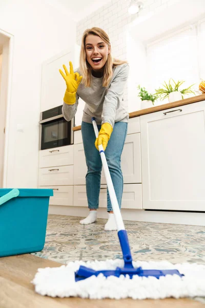 Foto Alegre Joven Ama Casa Con Guantes Haciendo Gestos Signo — Foto de Stock