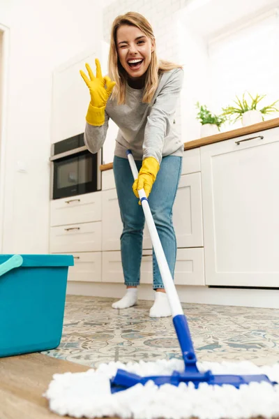 Foto Glad Ung Kvinna Hemmafru Handskar Gester Tecken Och Blinkande — Stockfoto