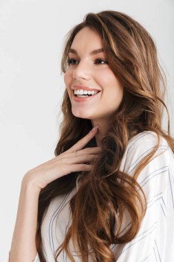 Beyaz arka planda izole edilmiş kameraya poz veren ve gülen neşeli beyaz kadın görüntüsü