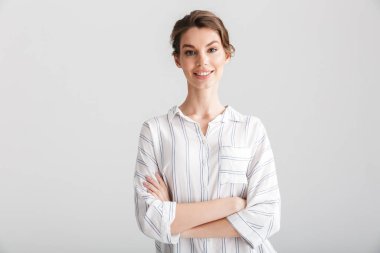 Beyaz arka planda izole edilmiş, gülümseyen ve kameraya bakan neşeli beyaz kadın görüntüsü