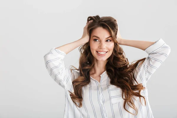 Imagen Alegre Mujer Caucásica Sonriendo Agarrando Cabeza Aislada Sobre Fondo —  Fotos de Stock