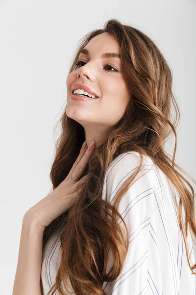 Beyaz arka planda izole edilmiş kameraya poz veren ve gülen neşeli beyaz kadın görüntüsü