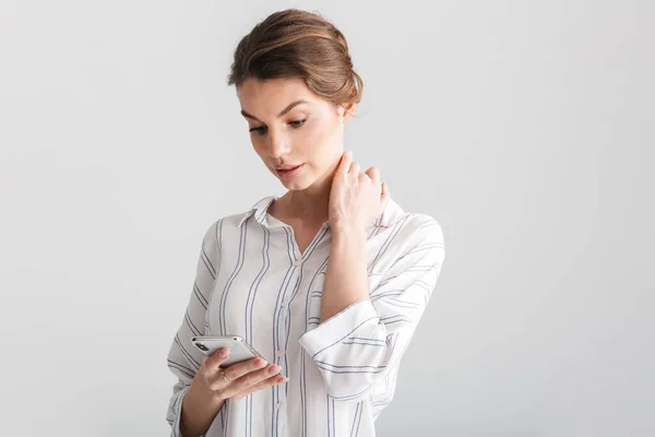 Imagen Una Mujer Hermosa Seria Escribiendo Teléfono Móvil Aislado Sobre — Foto de Stock