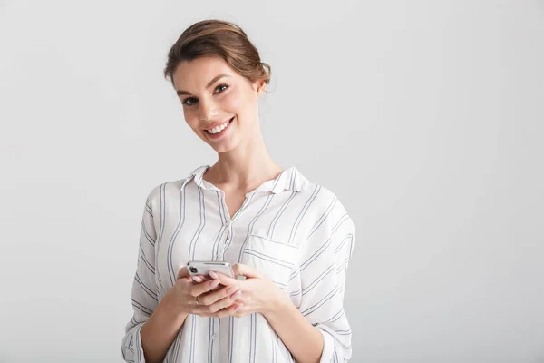 Beeld Van Vrolijke Mooie Vrouw Glimlachen Met Behulp Van Mobiele — Stockfoto