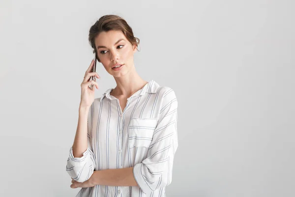 Obrázek Vážné Krásné Ženy Mluví Mobilním Telefonu Izolované Přes Bílé — Stock fotografie