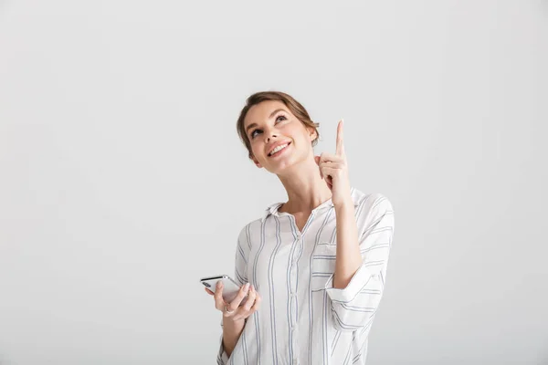 Afbeelding Van Vrolijke Mooie Vrouw Wijzend Vinger Naar Boven Met — Stockfoto