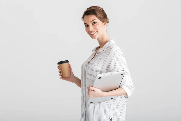 Kahvesini Yudumlayan Dizüstü Bilgisayarını Beyaz Arka Planda Tutan Neşeli Güzel — Stok fotoğraf