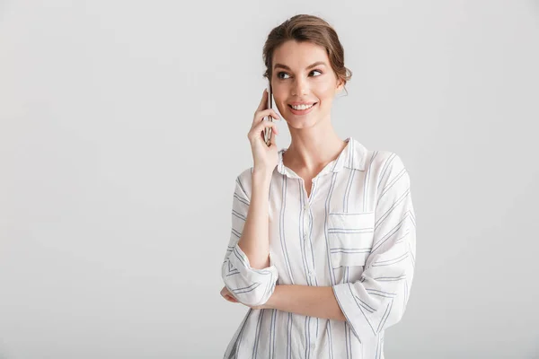 Imagen Hermosa Mujer Alegre Sonriendo Hablando Teléfono Móvil Aislado Sobre — Foto de Stock