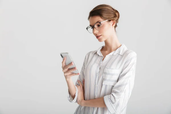 Afbeelding Van Ernstige Mooie Vrouw Bril Typen Mobiele Telefoon Geïsoleerd — Stockfoto