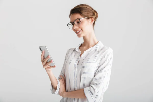 Bilde Lykkelig Vakker Kvinne Briller Som Skriver Mobiltelefon Isolert Hvit – stockfoto
