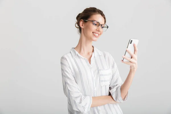 Obraz Radosnej Pięknej Kobiety Okularach Piszącej Telefonie Komórkowym Odizolowanej Białym — Zdjęcie stockowe