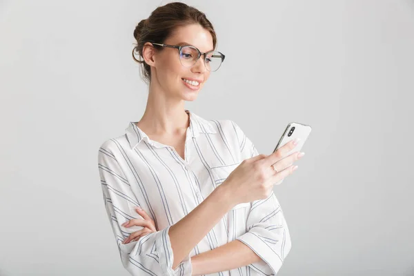 Afbeelding Van Vrolijke Mooie Vrouw Bril Typen Mobiele Telefoon Geïsoleerd — Stockfoto