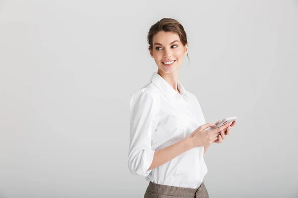 Beeld Van Tevreden Mooie Vrouw Glimlachen Typen Mobiele Telefoon Geïsoleerd — Stockfoto