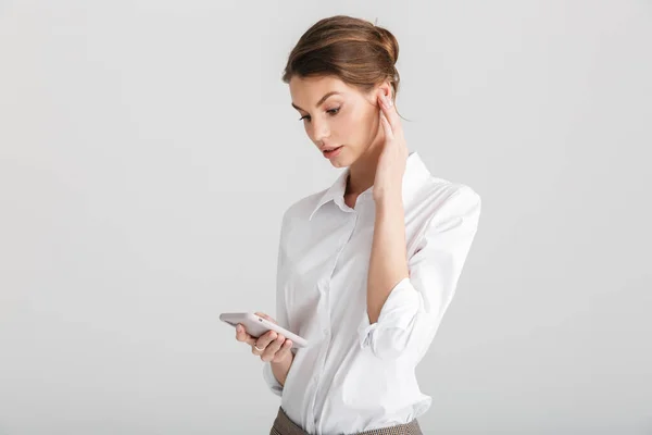 Beeld Van Het Denken Mooie Vrouw Typen Mobiele Telefoon Geïsoleerd — Stockfoto