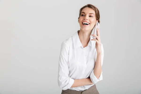 白い背景の上に隔離された携帯電話で笑って話す幸せな美しい女性のイメージ — ストック写真