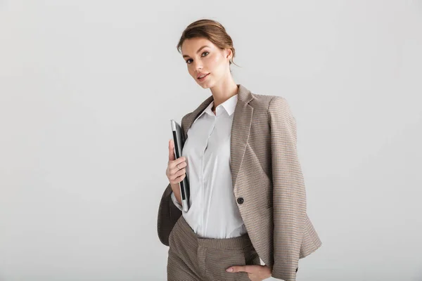 Imagem Mulher Bonita Séria Terno Formal Posando Com Laptop Câmera — Fotografia de Stock