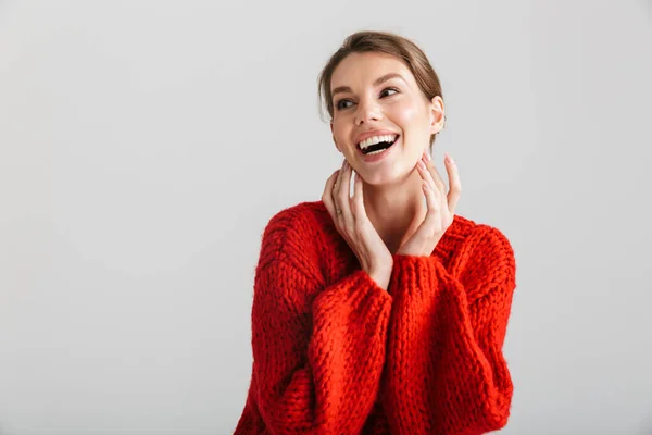 스웨터를 웃으며 배경으로 고립된 채바라보고 즐거운 아리따운 여인의 — 스톡 사진