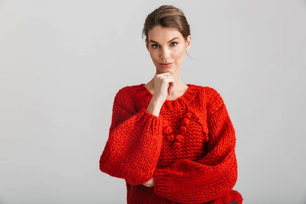 Imagem Mulher Bonita Satisfeito Suéter Vermelho Posando Olhando Para Câmera — Fotografia de Stock