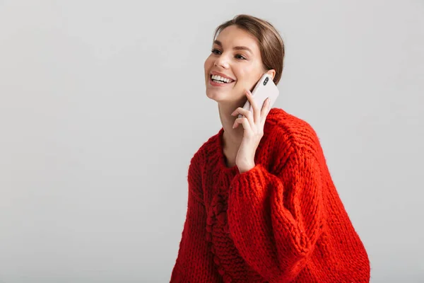 Bild Ung Glad Kvinna Röd Tröja Ler Och Talar Mobiltelefon — Stockfoto