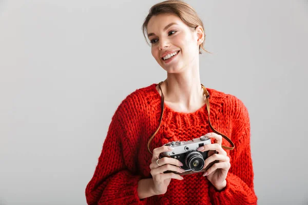 Obraz Młodej Pogodnej Kobiety Czerwonym Swetrze Uśmiechającej Się Korzystającej Kamery — Zdjęcie stockowe