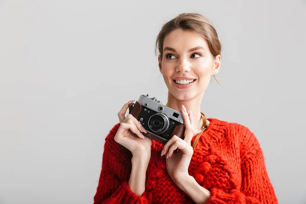 스웨터를 웃으며 백색광 카메라를 사용하는 여성의 — 스톡 사진