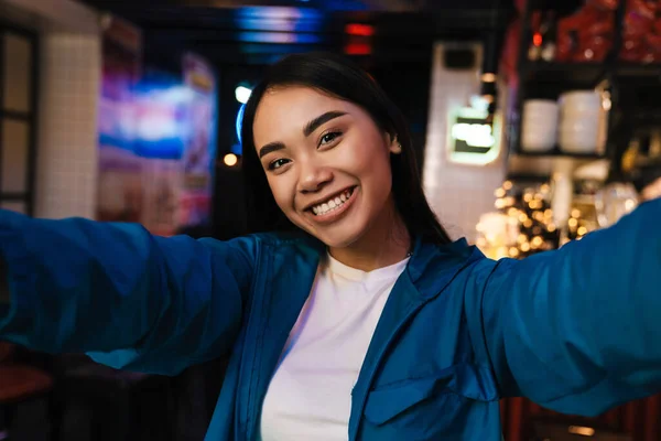 카페에 미소짓고 사진을 즐거운 이시아 여성의 — 스톡 사진