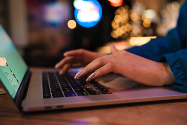 Foto Recortada Uma Jovem Mulher Trabalhando Laptop Com Reflexos Néon — Fotografia de Stock