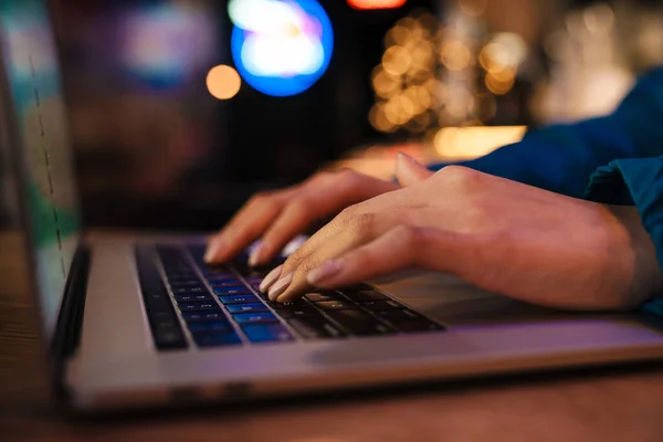 Foto Recortada Uma Jovem Mulher Trabalhando Laptop Com Reflexos Néon — Fotografia de Stock