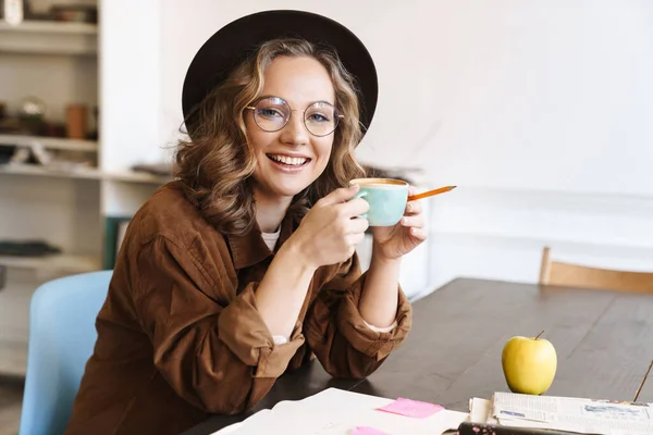 Image Une Charmante Femme Joyeuse Dans Des Lunettes Buvant Café — Photo