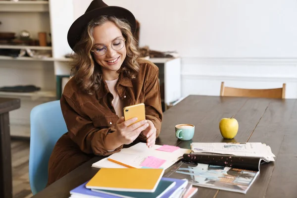 Image Une Femme Souriante Portant Des Lunettes Chapeau Aide Téléphone — Photo