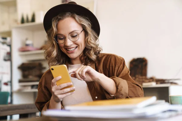 Image Une Femme Souriante Portant Des Lunettes Chapeau Aide Téléphone — Photo