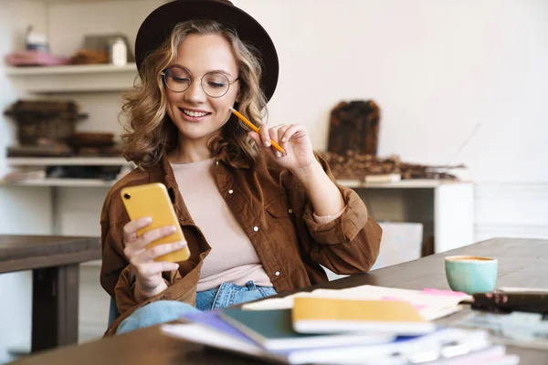 Image Une Femme Souriante Portant Des Lunettes Chapeau Aide Téléphone — Photo