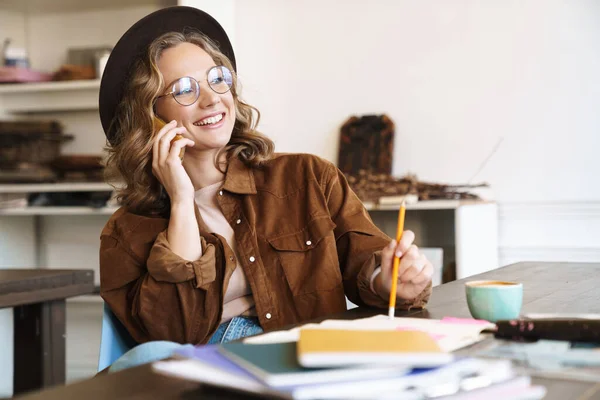 Image Une Femme Joyeuse Avec Des Lunettes Chapeau Parlant Sur — Photo