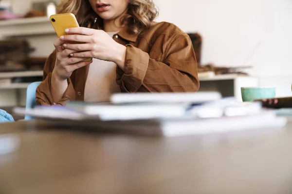 Beskuren Bild Allvarlig Kvinna Som Använder Mobiltelefon När Studerar Med — Stockfoto