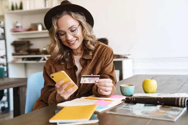 Image Une Belle Femme Souriante Avec Chapeau Utilisant Téléphone Portable — Photo