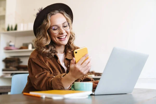 Image Une Jeune Femme Joyeuse Dans Chapeau Travaillant Avec Ordinateur — Photo