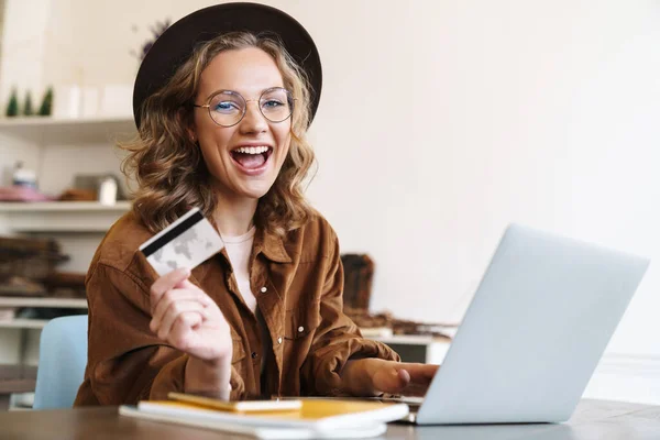 Image Une Jeune Femme Ravie Chapeau Travaillant Avec Ordinateur Portable — Photo