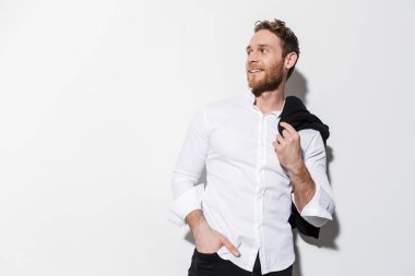 Siyah ceketli ve beyaz arka planda izole edilmiş gülümseyen yakışıklı, neşeli bir adam resmi.