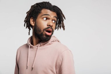 Kapüşonlu genç bir Afrikalı 'nın portresi. Beyaz arka planda tek başına duruyor, başka tarafa bakıyor.