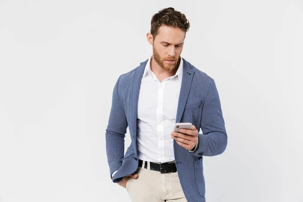 Εικόνα Ενός Σοβαρού Άντρα Αυτοπεποίθηση Που Φοράει Σακάκι Πληκτρολογώντας Smartphone — Φωτογραφία Αρχείου