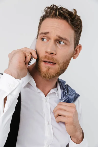 Imagem Homem Loiro Confuso Segurando Jaqueta Falando Celular Isolado Sobre — Fotografia de Stock