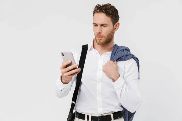 배경으로 분리되어 재킷을 핸드폰으로 타이핑하는 초점을 남자의 — 스톡 사진