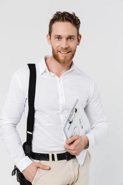 Imagem Jovem Alegre Sorrindo Enquanto Posando Com Prancheta Saco Isolado — Fotografia de Stock