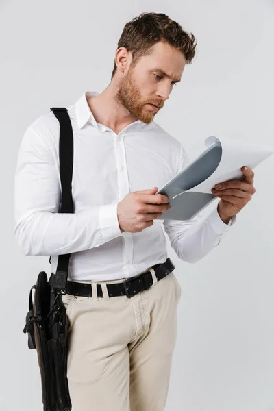 Imagem Jovem Concentrado Segurando Prancheta Lendo Documentos Isolados Sobre Fundo — Fotografia de Stock