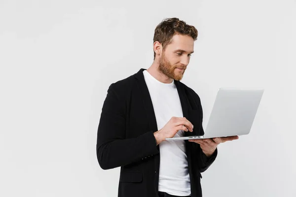 Imagen Del Hombre Guapo Complacido Con Chaqueta Sonriendo Utilizando Ordenador — Foto de Stock