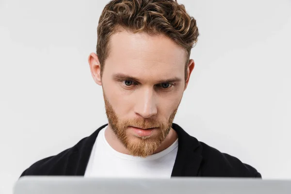 Bild Nahaufnahme Eines Gut Aussehenden Fokussierten Mannes Der Mit Laptop — Stockfoto