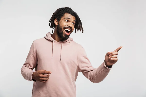 Retrato Jovem Africano Feliz Usando Pulôver Isolado Sobre Fundo Verde — Fotografia de Stock